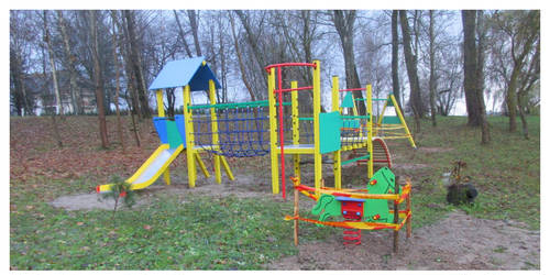 Projekto „Erdvių sutvarkymas Rūdaičių gyvenvietėje“ metu įrengta vaikų žaidimų aikštelė, trinkelėmis išklotas takas palei tvenkinį.