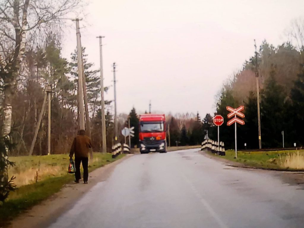 Ūkininkai prašo panaikinti „Stop“ ženklą prie šios geležinkelio pervažos kelyje į Darbėnus.