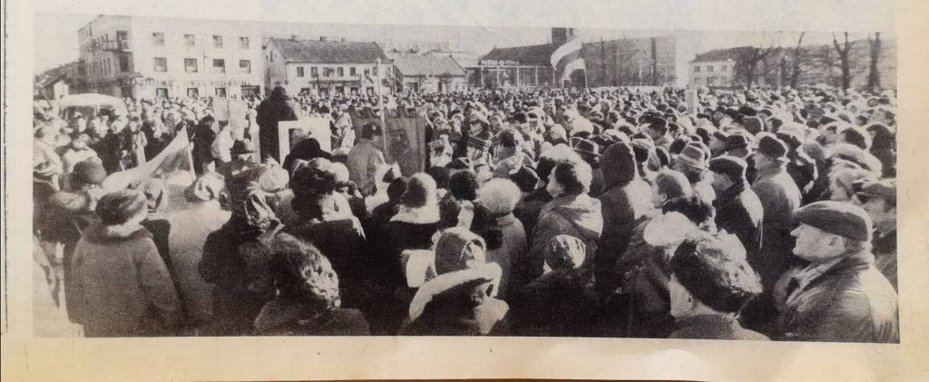 1989 m. vasario 16 d. mitingas Kretingos miesto aikštėje. J. Šimkaus nuotr., paskelbta „Švyturio” 1989 m. vasario 18 d. numeryje.