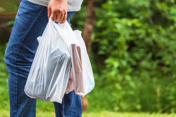 Pakuočių pardavėjams ir platintojams, pažeidusiems draudimą nemokamai dalinti lengvuosius plastikinius pirkinių maišelius, gresia baudos.