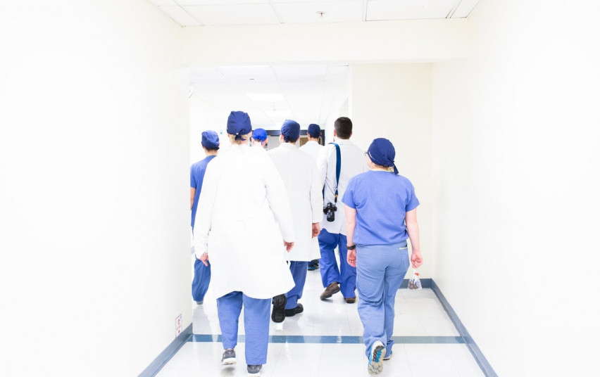 Sveikatos apsaugos ministerijai sulaukus skundų iš pacientų ir medikų, Klaipėdos universitinėje ligoninėje pradedamas patikrinimas dėl galimų karantino reikalavimų nevykdymo.