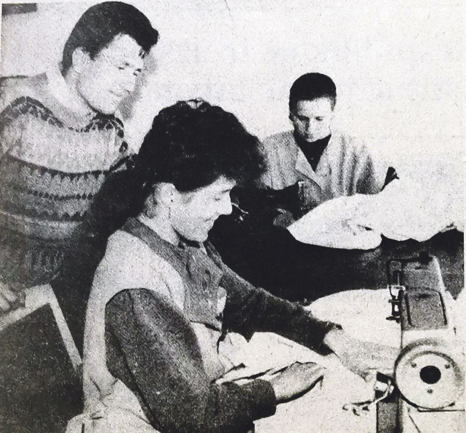 1992 metų gegužės 23-iosios "Švyturio" nuotraukoje Gediminas Lukauskis, kuris vilki tada dar būsimos žmonos Erikos megztą megztinį, su siuvėjomis Irute Šoparaite (priekyje) ir Jolanta Stropute.