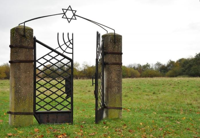 Kretingos miesto žydų senųjų kapinių vartai. Jolantos Klietkutės nuotr.