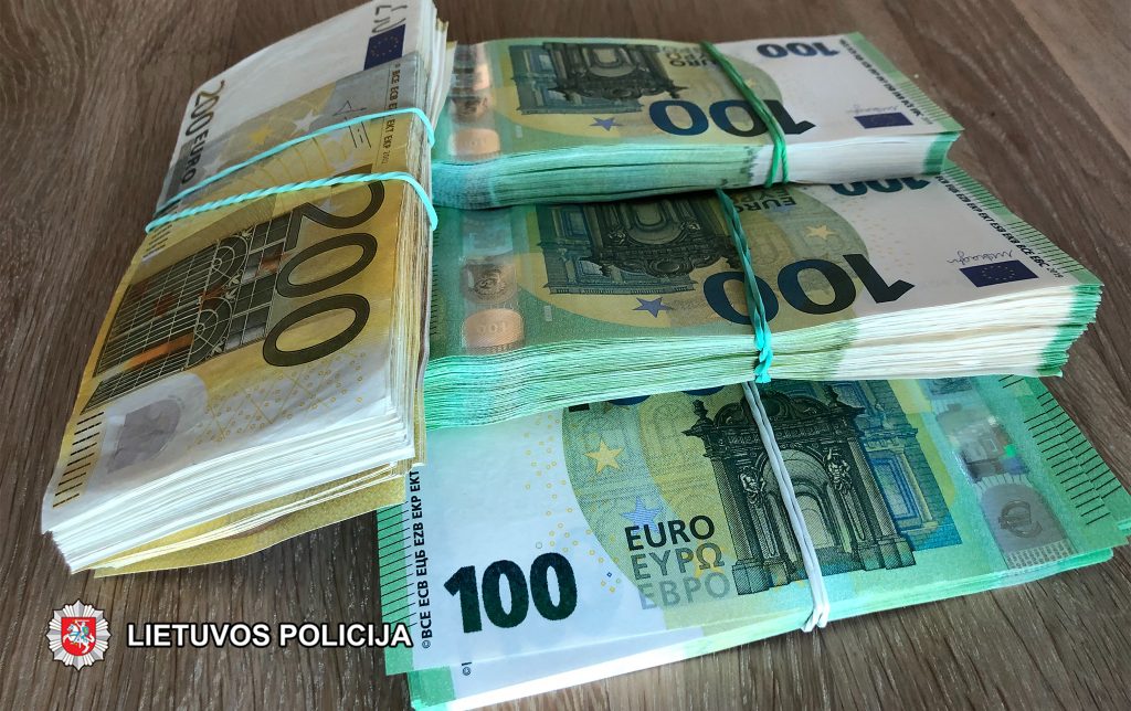 Liepos mėnesį uostamiesčio pareigūnai vienoje įmonėje bei jos vadovų namuose rado apie 50 tūkst. eurų grynais pinigais.