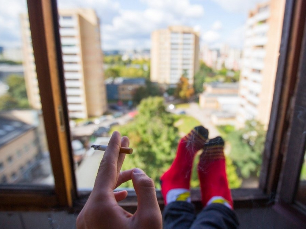 Kitais metais balkonuose rūkyti bus draudžiama. Asociatyvi nuotr.