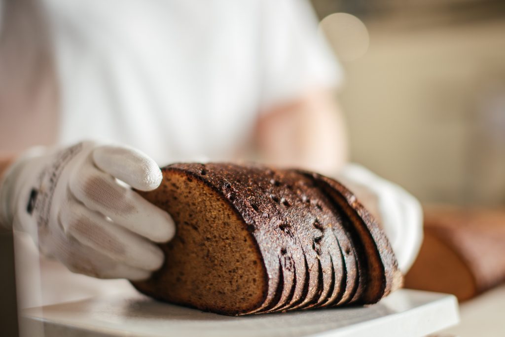 Ruginei duona iškepti net ir didžiausioje kepykloje su robotizuota įranga reikalingos žmogaus rankos.