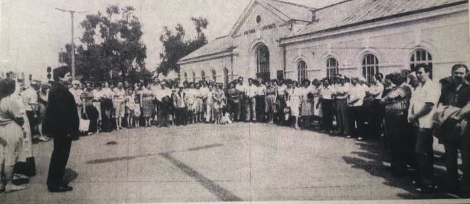 1985 m. liepos 18 d., išvykstančiųjų palydos į Dainų šventę Kretingos miesto geležinkelio stotyje.