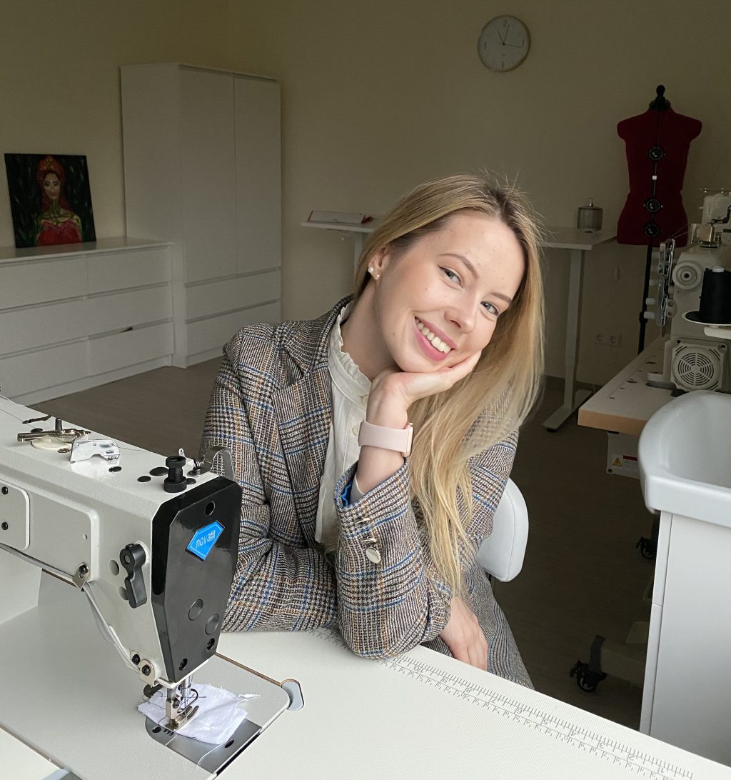 Vakar atvėrusi savo siuvyklos duris Greta su šypsena laukia būsimų klientų ir visų norinčių susipažinti su naująja siuvykla Vydmantuose. Asmeninio archyvo nuotr.