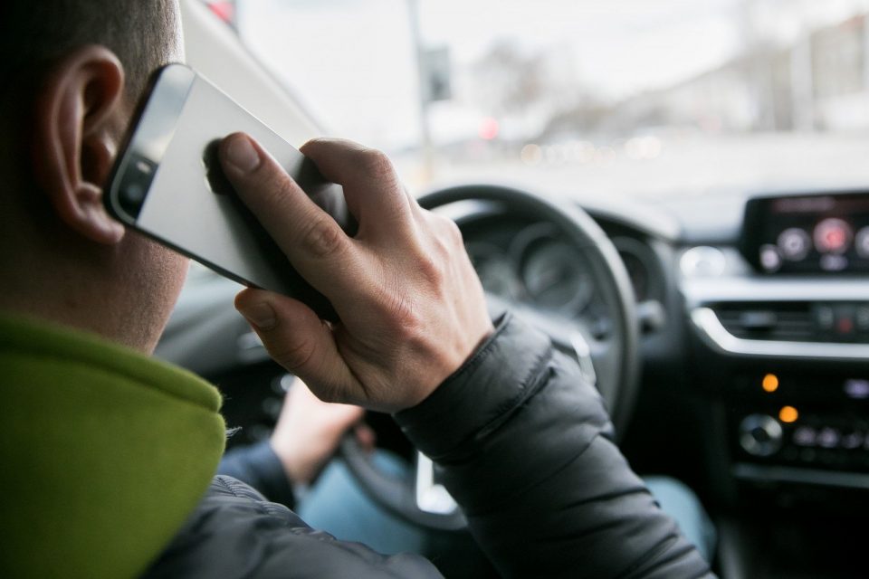 Palangos policijos pareigūnai užfiksavo Kretingos rajono policijos pareigūnai užfiksavo 16 atvejų, kai vairuotojai vairuodami naudojosi telefonu, Palangos pareigūnai - net 92 tokius atvejus. Asociatyvi nuotr.