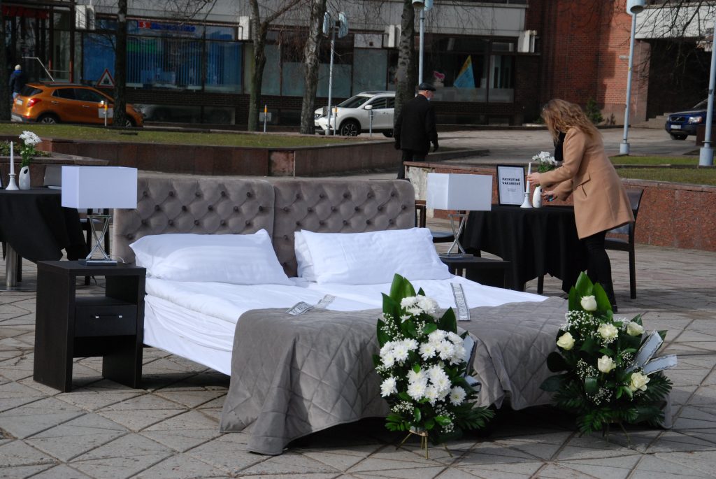 Antradienį Klaipėdos Atgimimo aikštėje buvo paklotos viešbučių lovos ir padengti staliukai - "Paskutinei verslo vakarienei". Aisto Mendeikos nuotr.