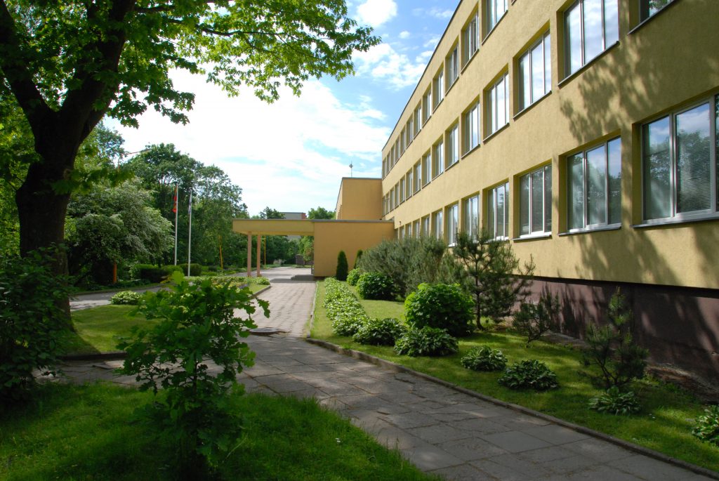 Išpuoselėtas Jurgio Pabrėžos universitetinės gimnazijos kiemas. Aisto Mendeikos nuotr.