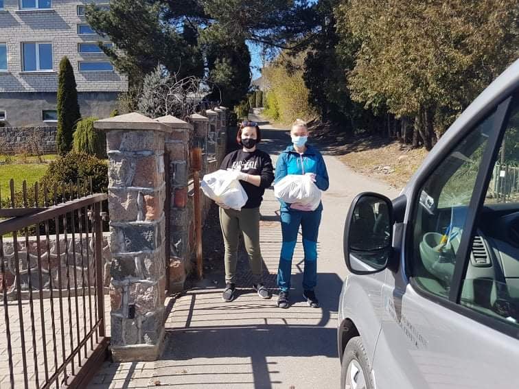Kretingos savanorės, pirmojo karantino metu pristačiusios maisto paramą kretingiškiams į namus. Kretingos rajono savivaldybės nuotr.