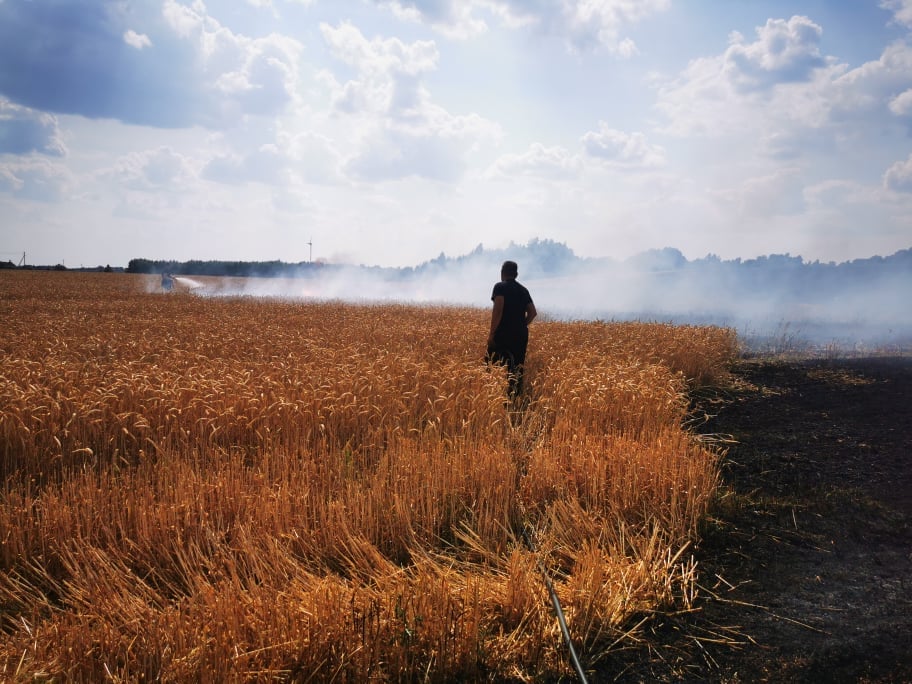 Pirmadienį gaisras suniokojo du trečdalius Nasrėnų ūkininko derliaus. Kretingos rajono priešgaisrinės tarnybos nuotr.