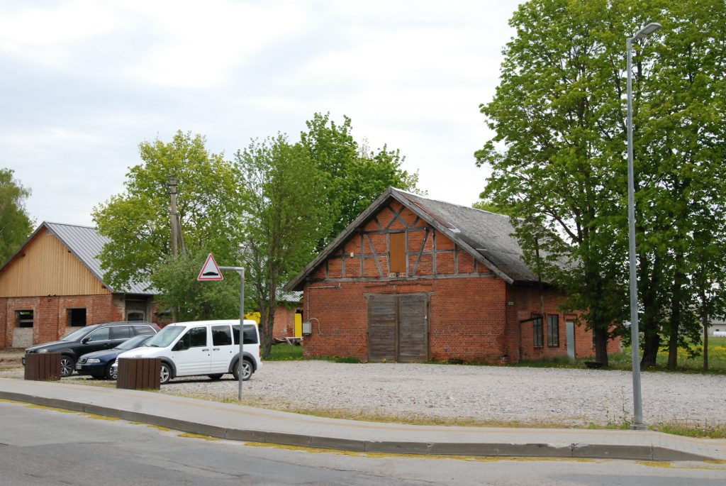 Savivaldybės administracija į šį pastatą Padvariuose siūlo įkelti Kretingos seniūnijos administraciją.