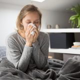 Dažniausiai koronaviruso infekcija pasireiškia karščiavimu, kosuliu, pasunkėjusiu kvėpavimu ar dusuliu, nuovargiu, raumenų skausmais, skonio ar kvapo praradimu, gerklės skausmu, sloga, pykinimu, vėmimu ar viduriavimu. Nuotr. iš freepik.com