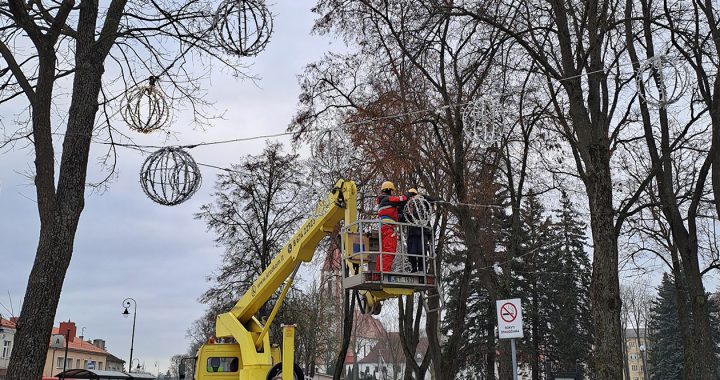 Kretingos komunalininkai šią savaitę pradėjo puošti miestą Kalėdoms.